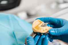 牙科投牙齿下巴特写镜头参观牙医牙科植入过程创建牙科假体冠调整器