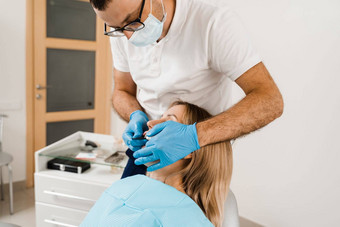 过程创建牙科假体冠调整器医生插入印象托盘使投牙齿病人牙科牙科植入