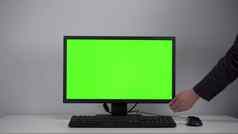 把监控绿色屏幕男人。手转电脑屏幕桌面办公室浓度关键