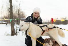 成人狗户外女孩人季节沙哑的冬天友谊宠物动物年轻的女人公园雪