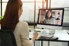 千禧女经理沟通视频会议电脑遥远的网络研讨会在线谈判概念