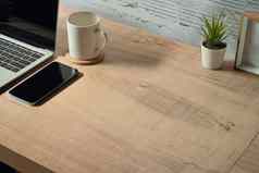 简单的工作场所聪明的电话移动PC杯咖啡木表格复制空间文本