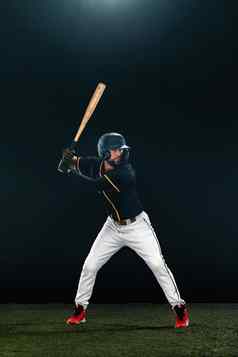 棒球球员蝙蝠黑暗背景棒球手肖像