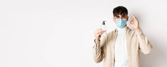健康科维德检疫概念肖像自然的家伙眼镜脸面具显示瓶好手洗手液使标志推荐产品白色背景