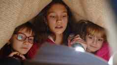 孩子们女孩孩子们毯子阅读有趣的童话故事书手电筒首页