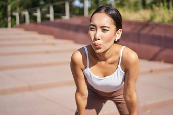 肖像女<strong>运动</strong>员气喘吁吁采取打破慢跑培训<strong>出汗</strong>运行在户外