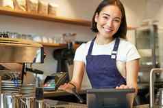 小业务人微笑亚洲女人咖啡师工作咖啡馆给回来终端信贷卡机处理订单