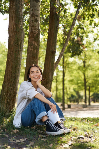 女人坐着公园最喜欢的书倾斜树<strong>阴影</strong>阳光明媚的一天享受自然平静放松<strong>大气</strong>