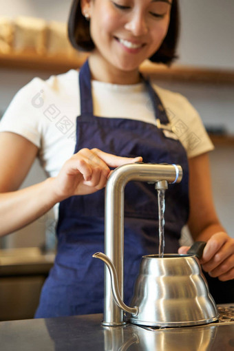 垂直拍摄女孩咖啡师咖啡馆倒水利用水壶酿造过滤器咖啡