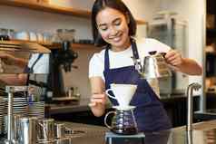可爱的浅黑肤色的女人女孩咖啡师咖啡馆工作人员倒水水壶酝酿过滤器咖啡计数器准备订单