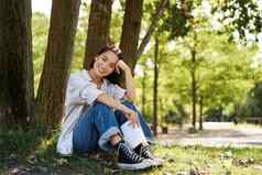 女人坐着公园最喜欢的书倾斜树阴影阳光明媚的一天享受自然平静放松大气
