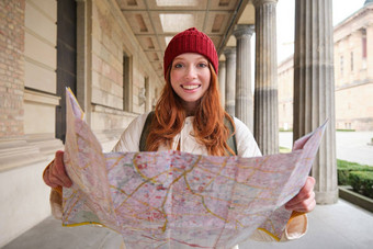 微笑年轻的红色头发的人女人红色的他纸地图<strong>旅</strong>游吸引力<strong>旅游人</strong>概念女孩探讨了城市找到