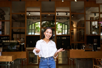 热情的年轻的女商人亚洲女孩显示业务提高手微笑站前面餐厅