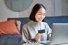 肖像朝鲜文女人购物在线信贷卡移动PC订单交付网站