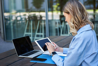 肖像女商人工作数字平板电脑检查图坐着在户外新鲜的空气办公室建筑企业女人准备工作会议