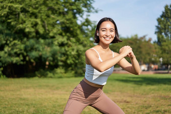 幸福体育运动复杂的年轻的亚洲<strong>女人</strong>伸展运动<strong>下蹲</strong>锻炼新鲜的空气微笑很高兴