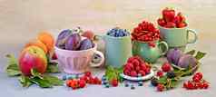 浆果混合各种夏天浆果树莓草莓蓝莓樱桃醋栗李子杯木表格