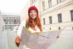 美丽的红色头发的人女人旅游城市地图探讨了观光历史具有里程碑意义的走小镇微笑幸福的