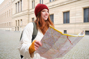 美丽的红色头发的人女人旅游城市地图探讨了观光历史具有里程碑意义的走小镇微笑幸福的