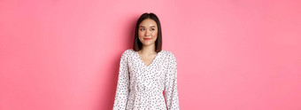 可爱的亚洲女人微笑左复制空间站浪漫的粉红色的背景
