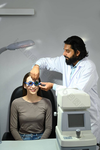 眼科医生检查病人视力眼科学测量信测试视觉敏度