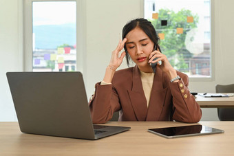 千禧女人企业家电话谈话<strong>客户端</strong>移动PC<strong>电脑</strong>工作场所