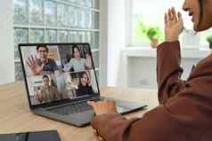 微笑年轻的女员工视频调用多样化的的同事们在线简报移动PC电脑