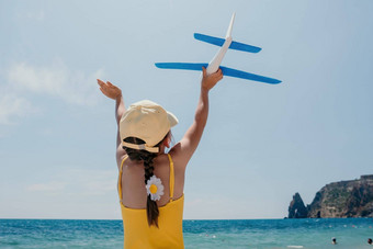 孩子玩玩具飞机孩子们梦想旅行飞机快乐孩子女孩有趣的<strong>夏天</strong>假期海山在户外<strong>活动背景</strong>蓝色的天空生活方式时刻