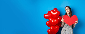 情人节一天梦幻漂亮的夫人衣服持有大红色的心断路搜索真正的爱沉思的站假期气球蓝色的背景