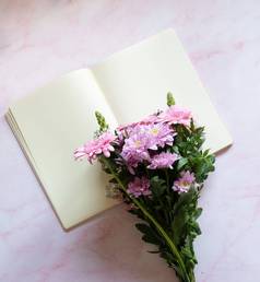 花束粉红色的Gerberas菊花空白笔记本