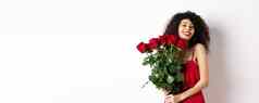 浪漫的夫人卷曲的头发时尚衣服持有花束红色的玫瑰微笑站快乐白色背景
