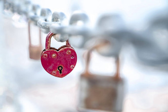 红色的心形状的锁挂起链婚礼自定义概念爱