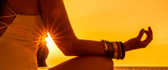 横幅年轻的女人练习瑜伽海滩日落手指连接太阳照概念<strong>健康</strong>的生活方式<strong>和谐</strong>