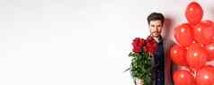 男子气概男人。浪漫的日期自信相机持有礼物情人情人节一天站心气球红色的玫瑰白色背景