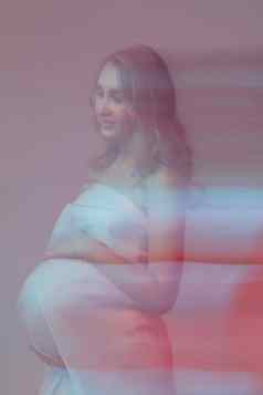 优雅的怀孕了年轻的女人站穿光织物怀孕幻想仙女演讲概念复制空间
