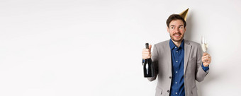 庆祝活动假期概念快乐生日的家伙西装聚会，派对他喝香槟持有瓶玻璃微笑