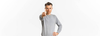 图像严肃的表情自信中年男人。告诉显示停止禁忌手势扩展手指禁止站白色背景