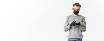 概念冠状病毒生活方式检疫图像中年男人。医疗面具手套应用手洗手液防止捕捉科维德白色背景