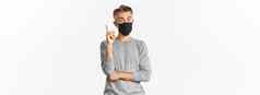 科维德流感大流行社会距离概念肖像英俊的中年高加索人男人。穿医疗面具建议的想法提高手指尤里卡标志白色背景