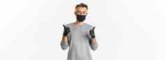 科维德流感大流行社会距离概念图像中年男人。黑色的医疗面具手套眼镜显示竖起大拇指保护捕捉冠状病毒
