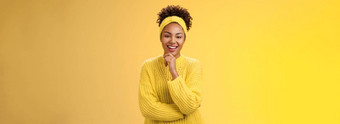 感<strong>兴趣</strong>兴奋热情的好看的女企业家时尚的毛衣头巾非洲式发型发型触碰下巴深思熟虑的微笑喜欢项目的想法站黄色的背景感<strong>兴趣</strong>