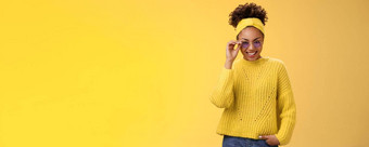 时尚的轻浮现代非裔美国人女人非洲式发型发型毛衣头巾触碰太阳镜<strong>微</strong>笑快乐的闪闪发光的快乐惊讶的是快乐参加太棒了时尚聚会，<strong>派</strong>对黄色的背景