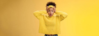 陷入困境的有关困惑女非裔美国人员工责任复杂的恐慌持有手头扩大眼睛震惊了脸麻烦紧张地思考焦虑相机黄色的背景