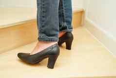 亚洲业务女人疼痛脚踝脚腿抽筋秋天楼梯湿滑的表面办公室