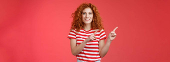 快乐的友好的有吸引力的有帮助的可爱的红色头发的人欧洲女建议很酷的商店促销指出上左角落里博主显示完美的的地方花夏天假期红色的背景