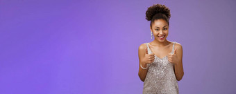 好看的大胆的非裔美国人女人优雅的银晚上衣服同意显示拇指批准手势微笑广泛的推荐伟大的服务装西装