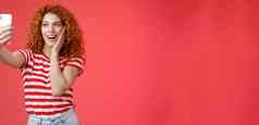 时尚可爱的红色头发的人卷曲的女夏天t恤记录视频社会媒体奢侈品热带resolt旅行假期在国外自拍持有智能手机构成愚蠢的照片红色的背景
