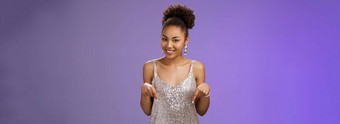 时尚的自信轻浮优雅的非裔美国人年轻的女人魅力闪亮的银衣服指出指数手指微笑相机自信的建议完美的礼服的装