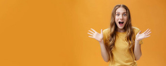 深刻的印象兴奋女孩描述感情分享积极的印象手势手掌说话开放口惊讶的是沟通活泼的橙色背景