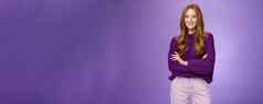 肖像漂亮的年轻的快乐姜女孩紫色的毛衣持有手交叉身体微笑广泛的感觉自信的促进项目信心紫罗兰色的墙